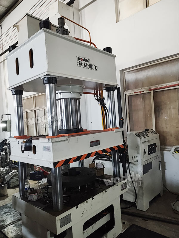 200噸三梁四柱液壓機 200噸三梁四柱液壓機