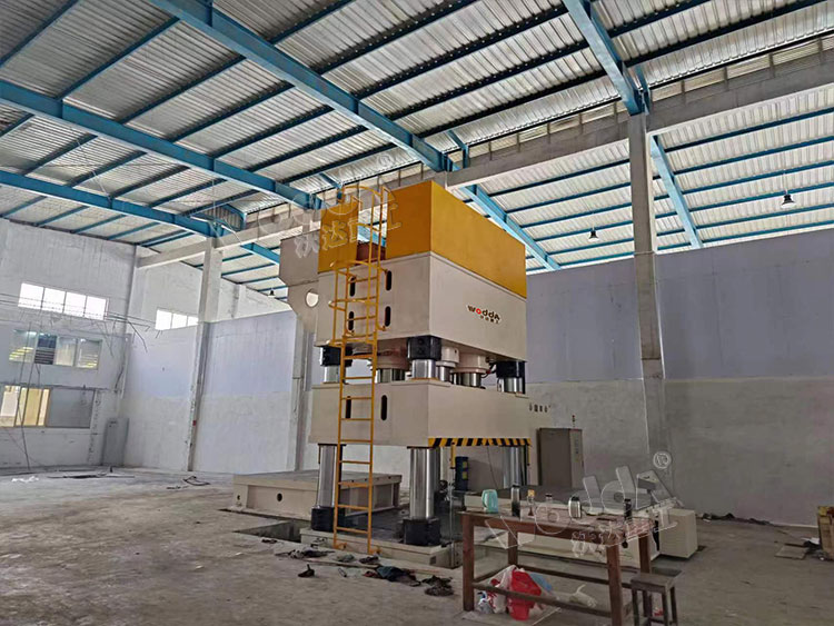 3000噸三梁四柱液壓機客戶現場