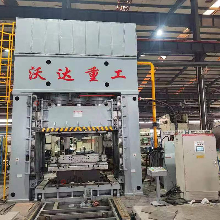 1250噸框架式液壓機(jī)客戶現(xiàn)場 1250噸框架式液壓機(jī)客戶現(xiàn)場